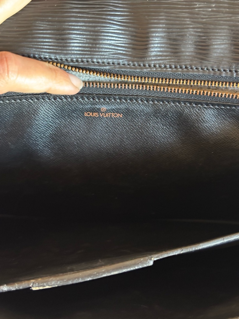 Authentic Louis Vuitton epi leather briefcase - Picture 10 of 12